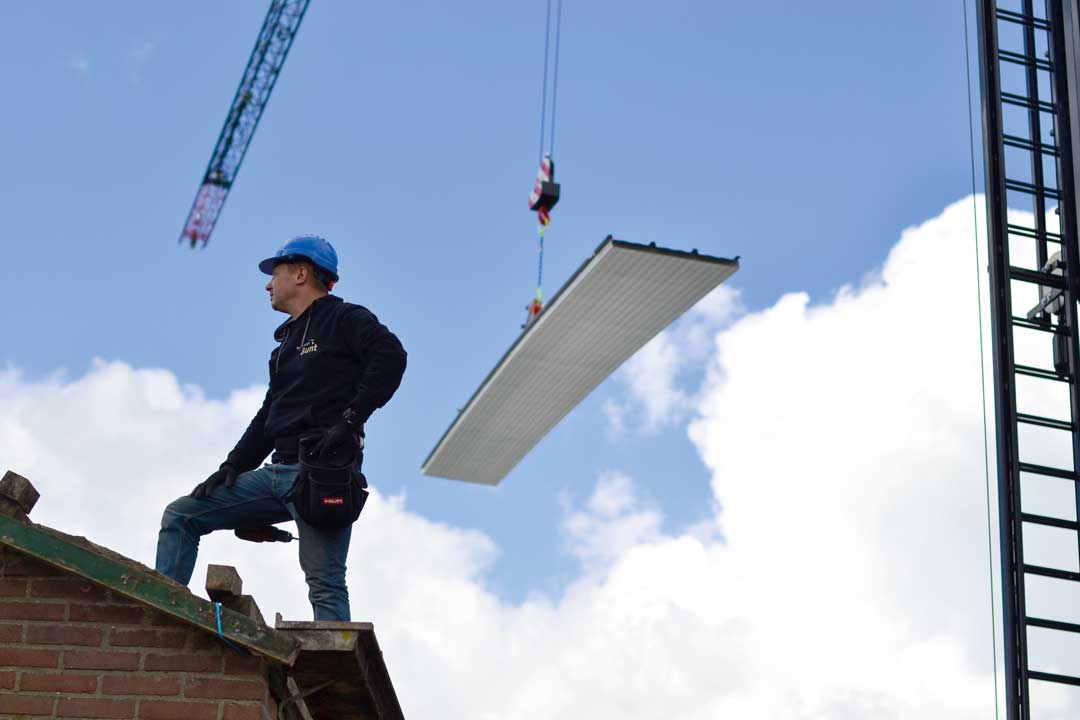 Bunt-brochure-aanvragen Medewerker van Bunt aan het werk op het dak