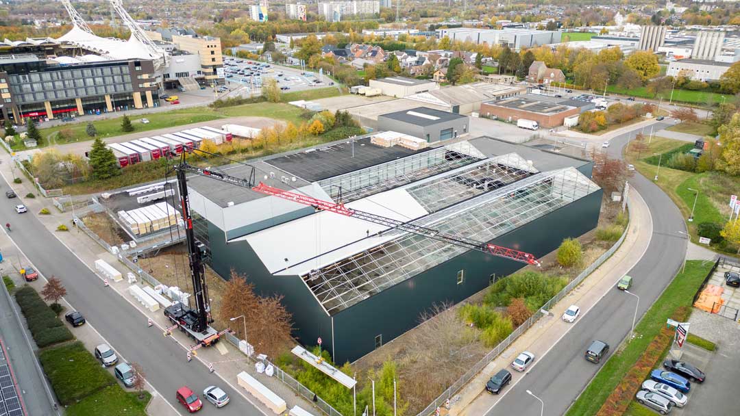 Bunt-montage-3 Het monteren van sandwichpanelen op een loods door middel van een torenkraan