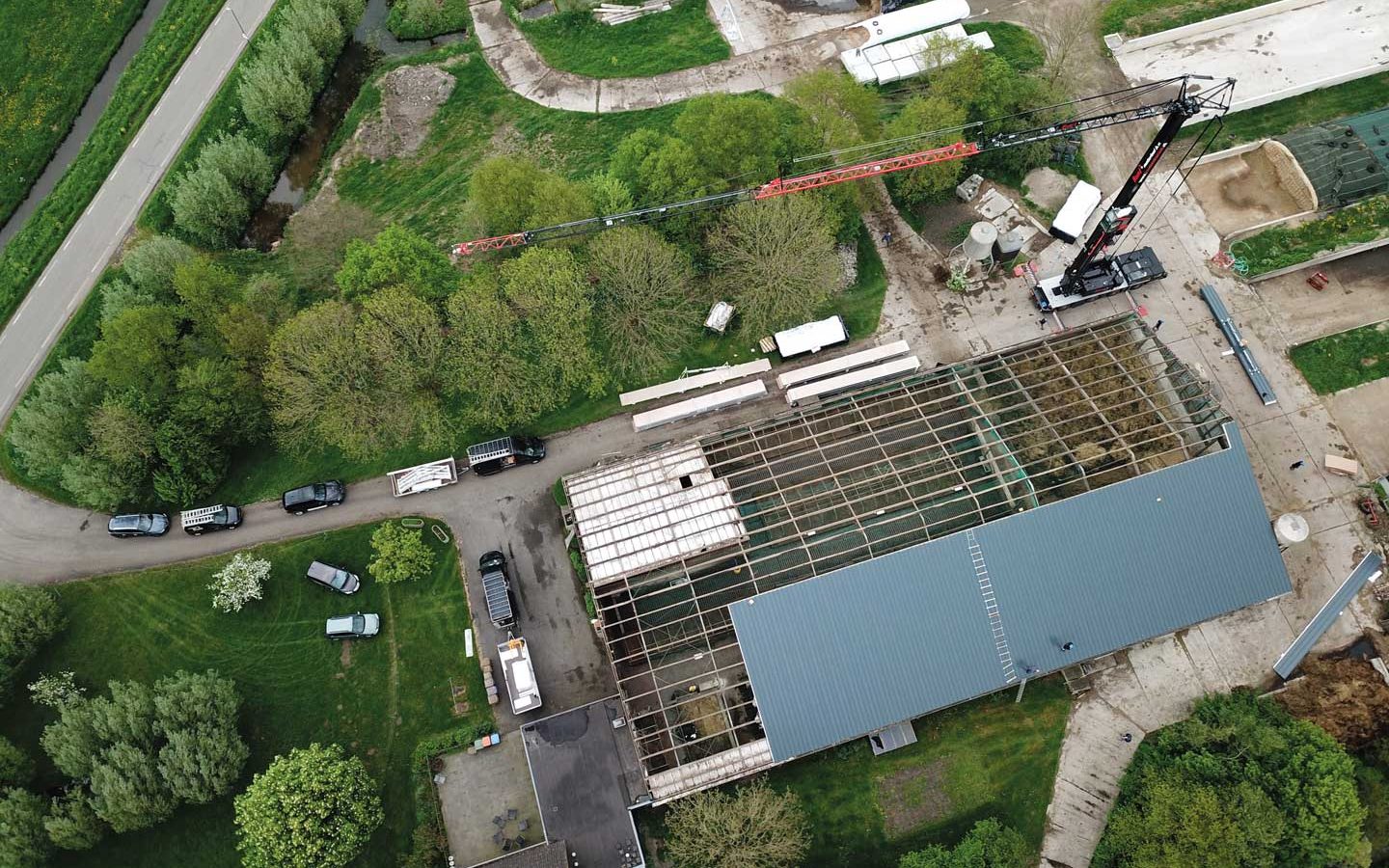 Montage aan dak door middel van een torenkraan op een agrarische schuur