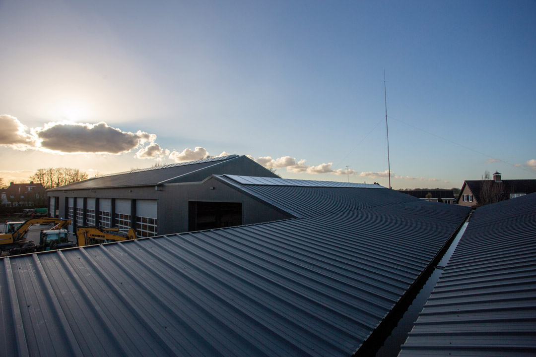 Montagebedrijf-2 Sandwichpanelen op het dak met lichtstraten