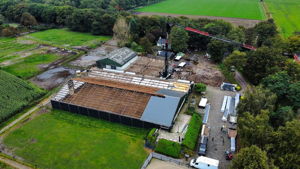 Dakrenovatie van asbestsanering, dakmontage en een lichtstraat van project in Teteringen